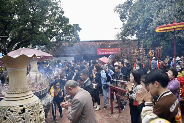 Hàng ngàn người dân đổ về đền Trần trước giờ khai ấn - ảnh 12