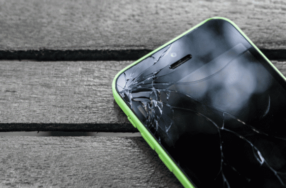 Màn hình điện thoại bị vỡ nguy hiểm như thế nào? Đừng tiếc tiền mua điện thoại mới vì những rủi ro tiềm ẩn còn đáng sợ hơn - ảnh 1
