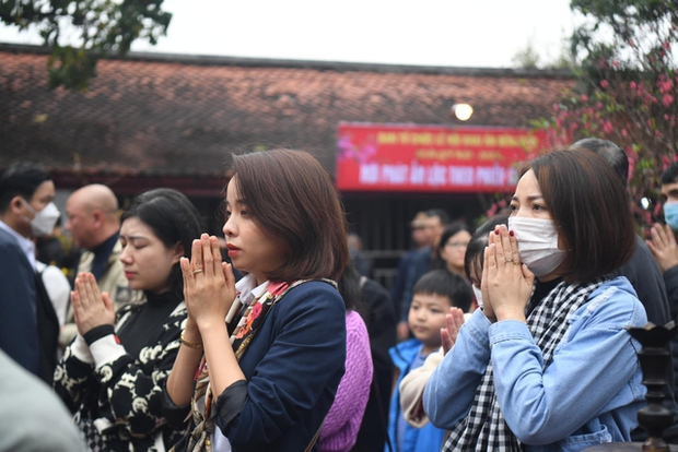 Hàng ngàn người dân đổ về đền Trần trước giờ khai ấn - ảnh 5