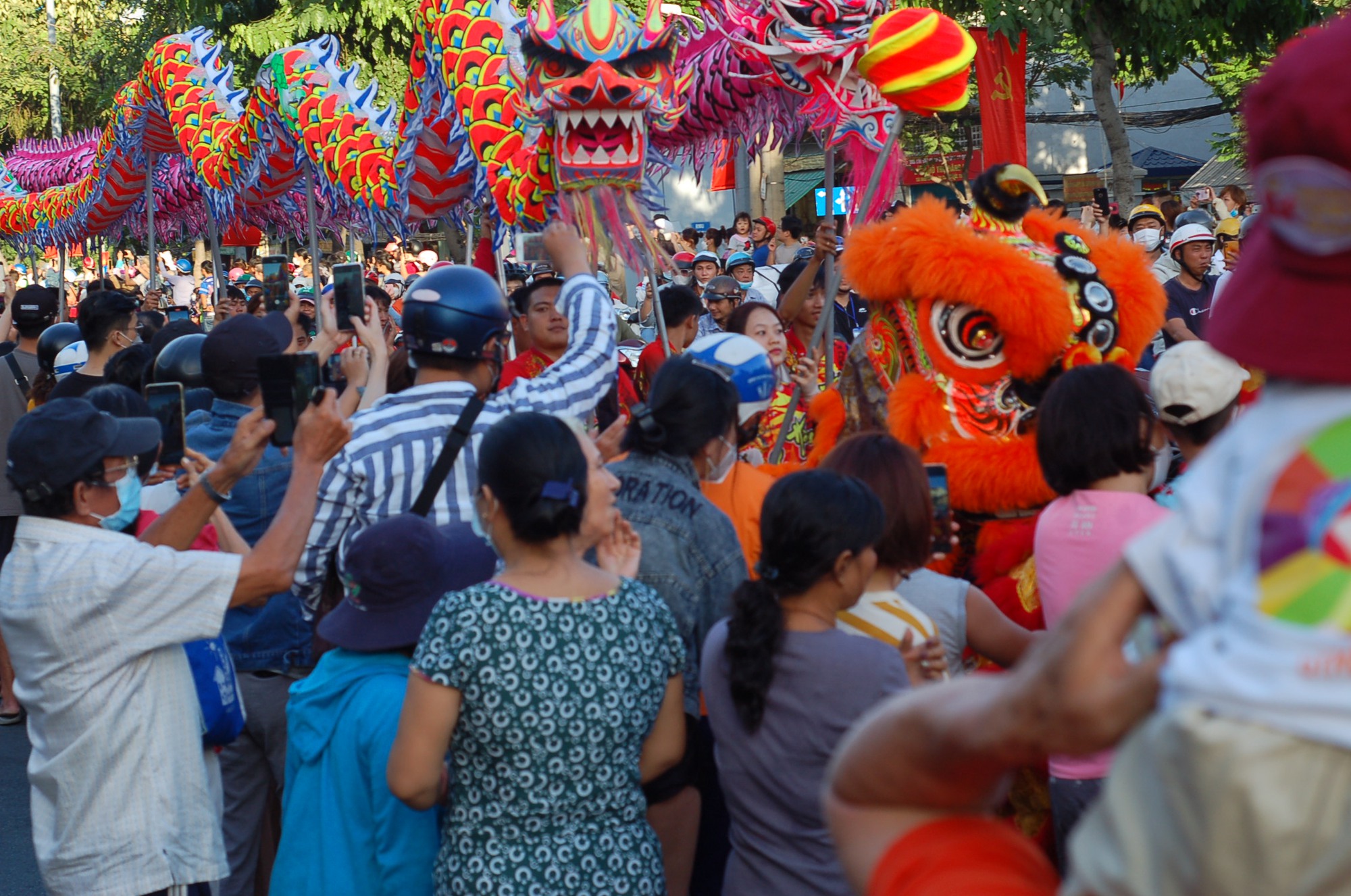 TPHCM: Hàng nghìn người xuống đường xem diễu hành mừng Tết Nguyên tiêu của người gốc Hoa - ảnh 16