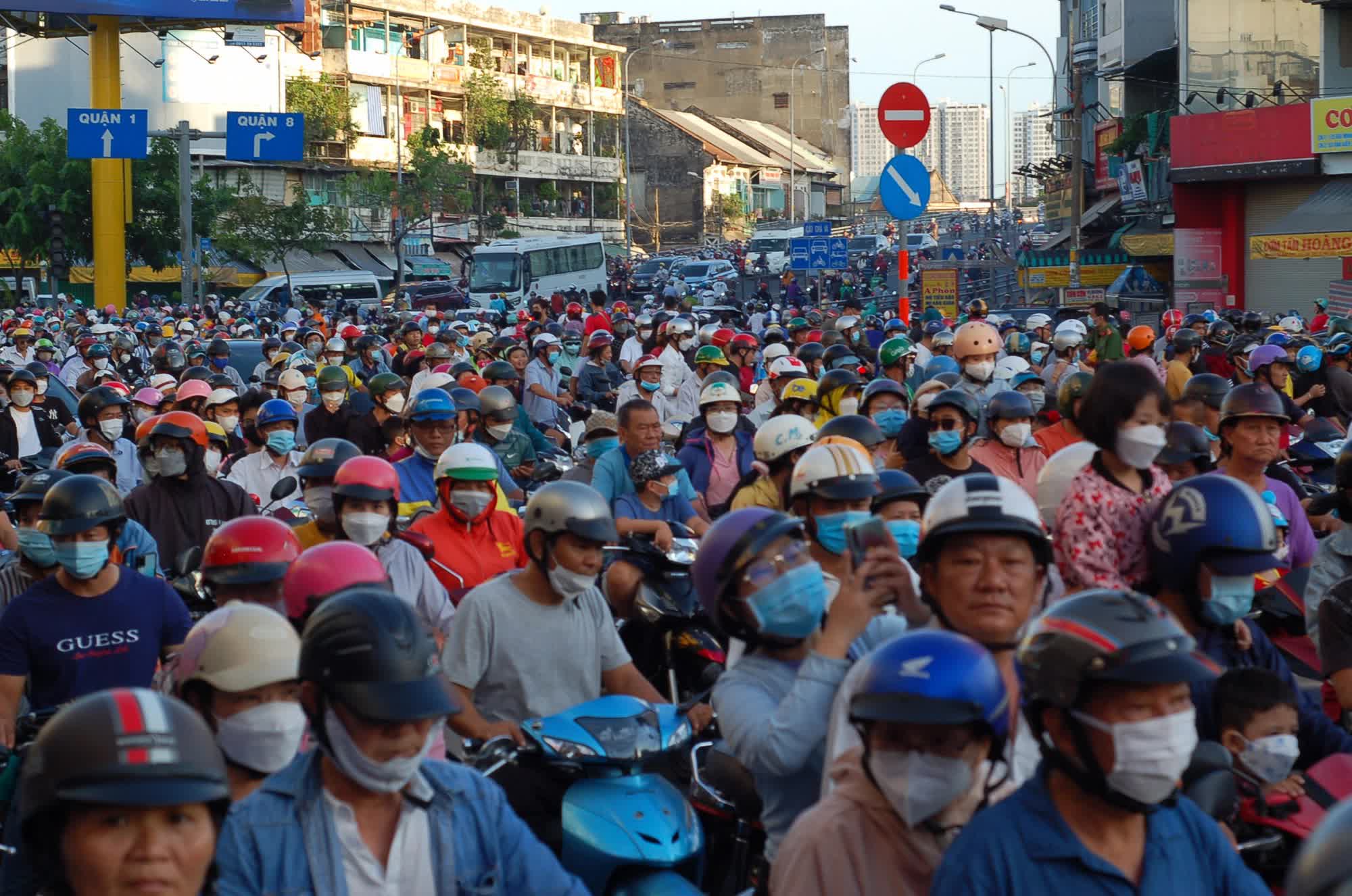 TPHCM: Hàng nghìn người xuống đường xem diễu hành mừng Tết Nguyên tiêu của người gốc Hoa - ảnh 14