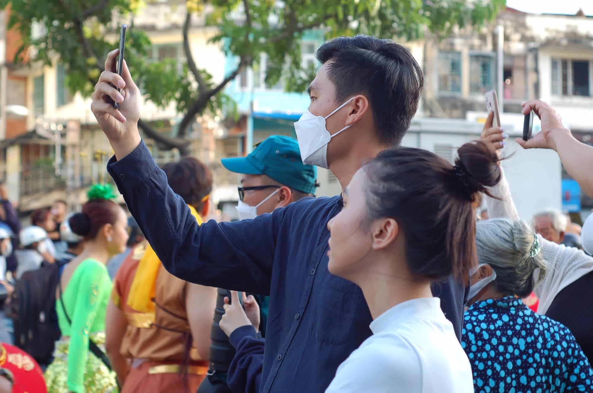 TPHCM: Hàng nghìn người xuống đường xem diễu hành mừng Tết Nguyên tiêu của người gốc Hoa - ảnh 22