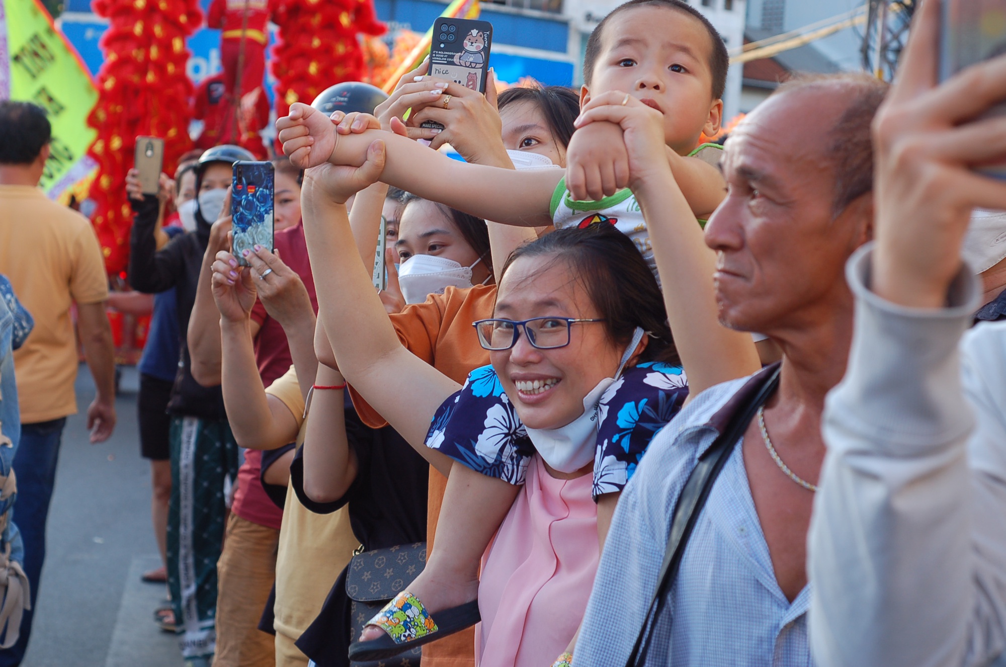 TPHCM: Hàng nghìn người xuống đường xem diễu hành mừng Tết Nguyên tiêu của người gốc Hoa - ảnh 20