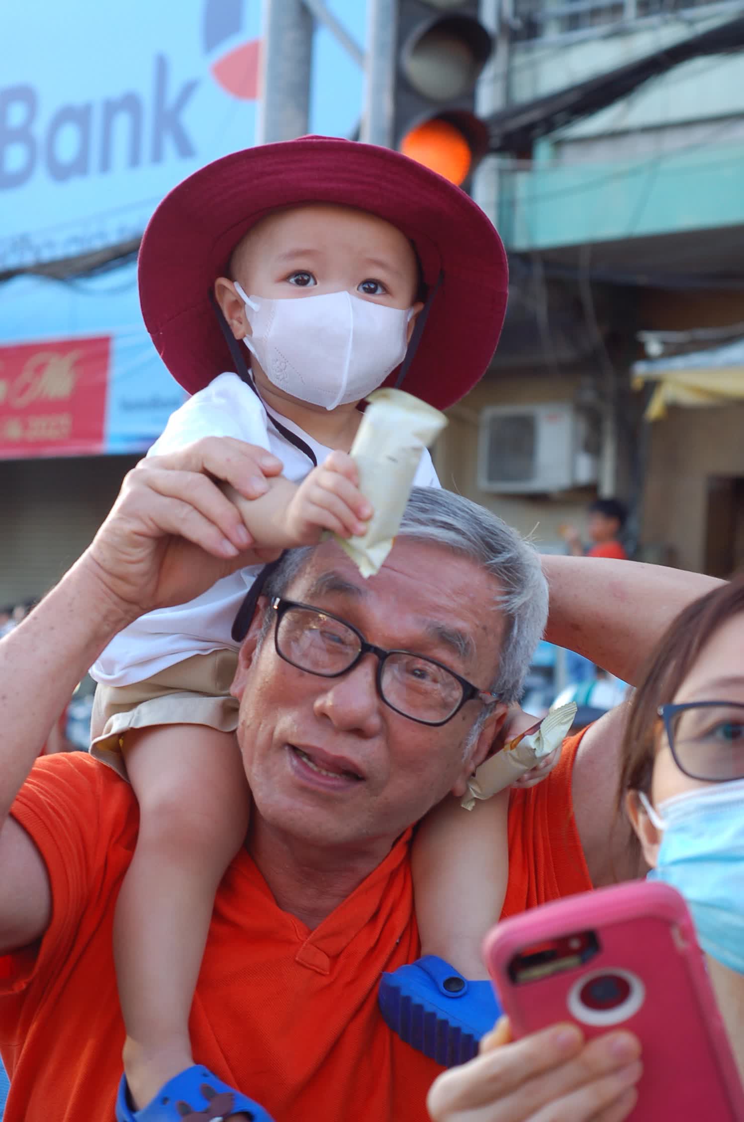 TPHCM: Hàng nghìn người xuống đường xem diễu hành mừng Tết Nguyên tiêu của người gốc Hoa - ảnh 17