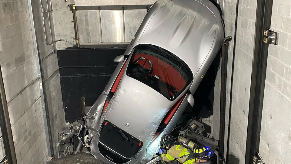 Ferrari Roma hư hỏng nặng sau khi rơi khỏi thang máy - ảnh 1