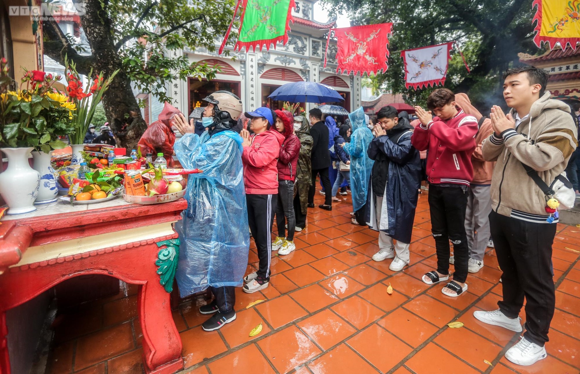 Hà Nội: Đội mưa đi lễ phủ Tây Hồ ngày Rằm tháng Giêng - ảnh 9