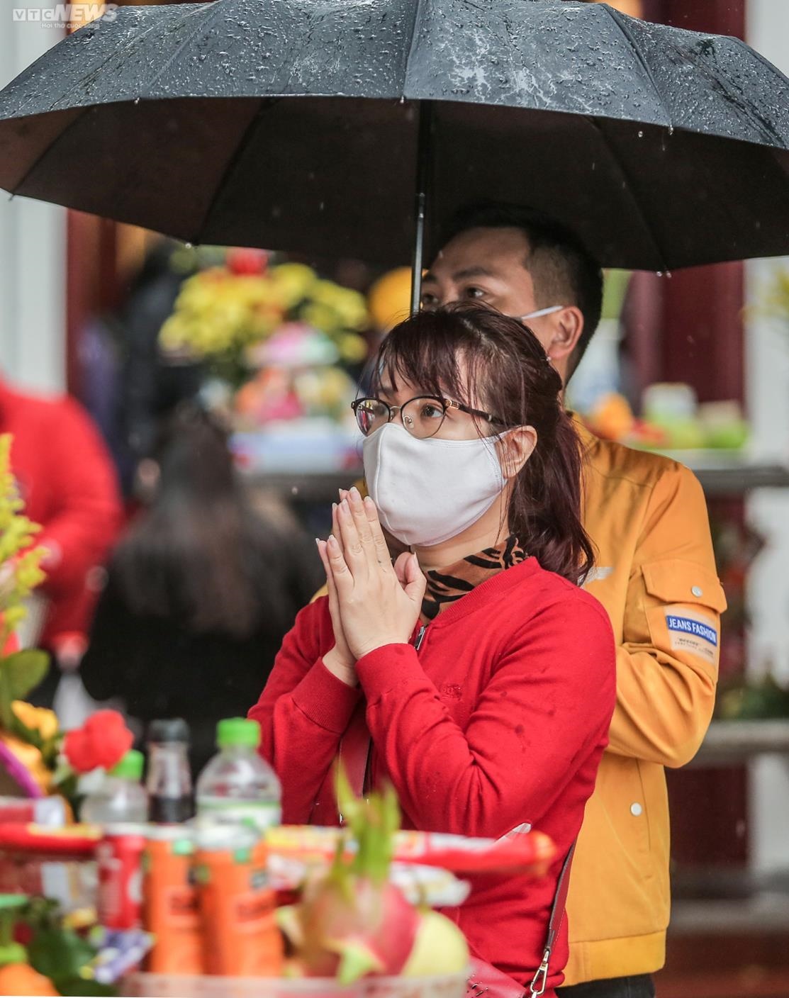 Hà Nội: Đội mưa đi lễ phủ Tây Hồ ngày Rằm tháng Giêng - ảnh 10