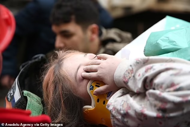Thảm họa động đất ở Thổ Nhĩ Kỳ cướp đi sinh mạng hơn 2.300 người: Nhói lòng những hình ảnh trẻ nhỏ nơi hiện trường tang thương - ảnh 8