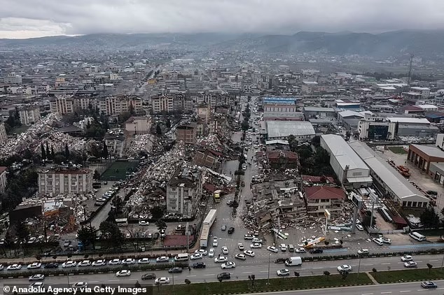 Thảm họa động đất ở Thổ Nhĩ Kỳ cướp đi sinh mạng hơn 2.300 người: Nhói lòng những hình ảnh trẻ nhỏ nơi hiện trường tang thương - ảnh 1