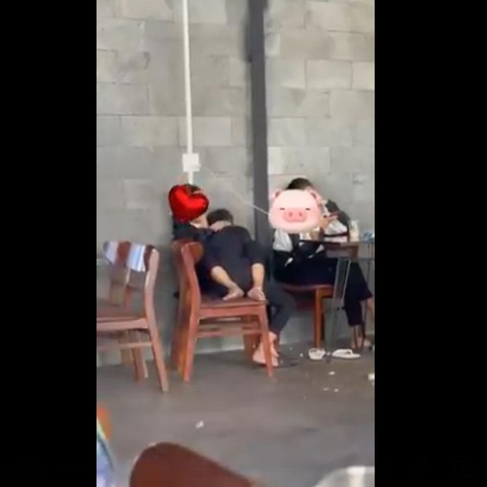 Cặp đôi học sinh hôn nhau tại quán cafe khiến netizen ‘nóng mắt’ - ảnh 3