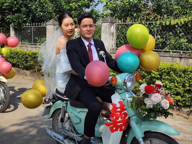 Đám cưới rước dâu bằng hàng chục xe Cub ở Hà Tĩnh ''gây sốt'' - ảnh 2
