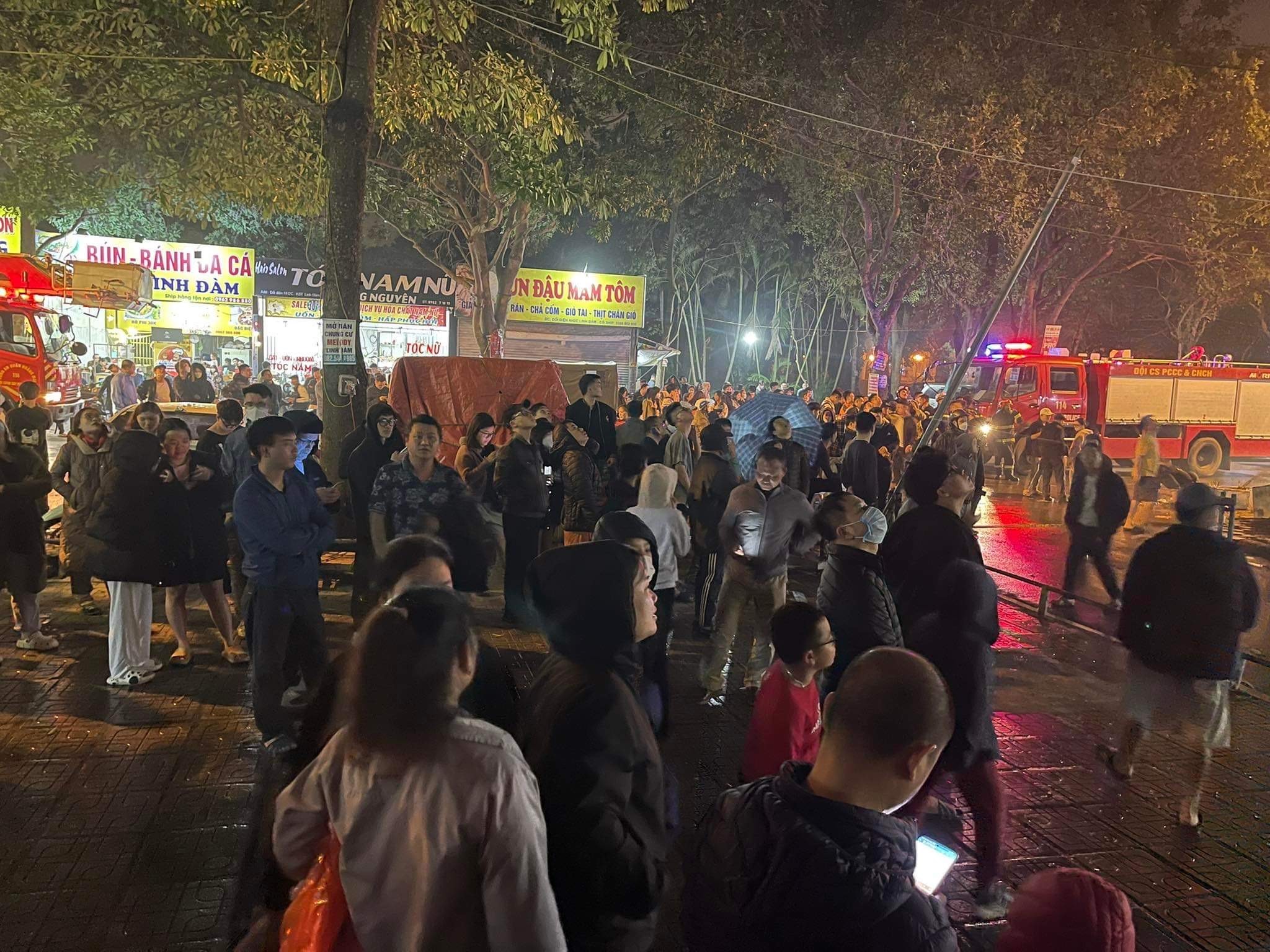 Cháy tầng cao chung cư đông dân nhất Hà Nội, cư dân ôm con tháo chạy - ảnh 4