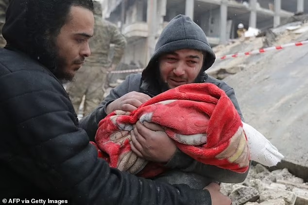 Thảm họa động đất ở Thổ Nhĩ Kỳ cướp đi sinh mạng hơn 2.300 người: Nhói lòng những hình ảnh trẻ nhỏ nơi hiện trường tang thương - ảnh 2