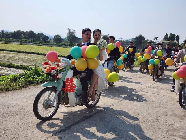 Đám cưới rước dâu bằng hàng chục xe Cub ở Hà Tĩnh ''gây sốt'' - ảnh 8