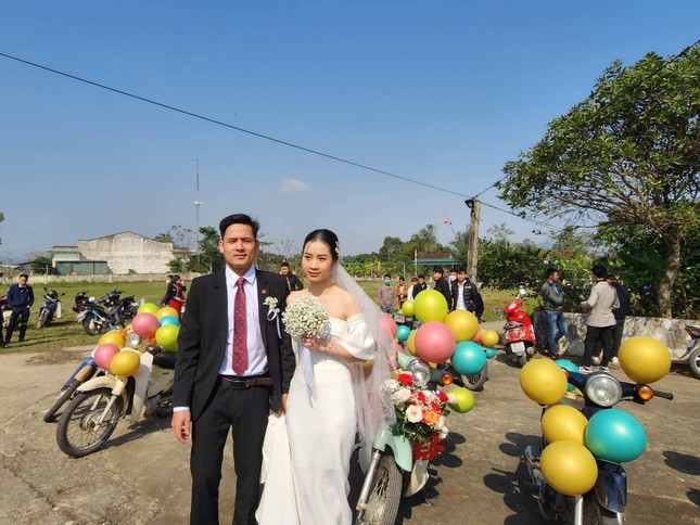Đám cưới rước dâu bằng hàng chục xe Cub ở Hà Tĩnh ''gây sốt'' - ảnh 6