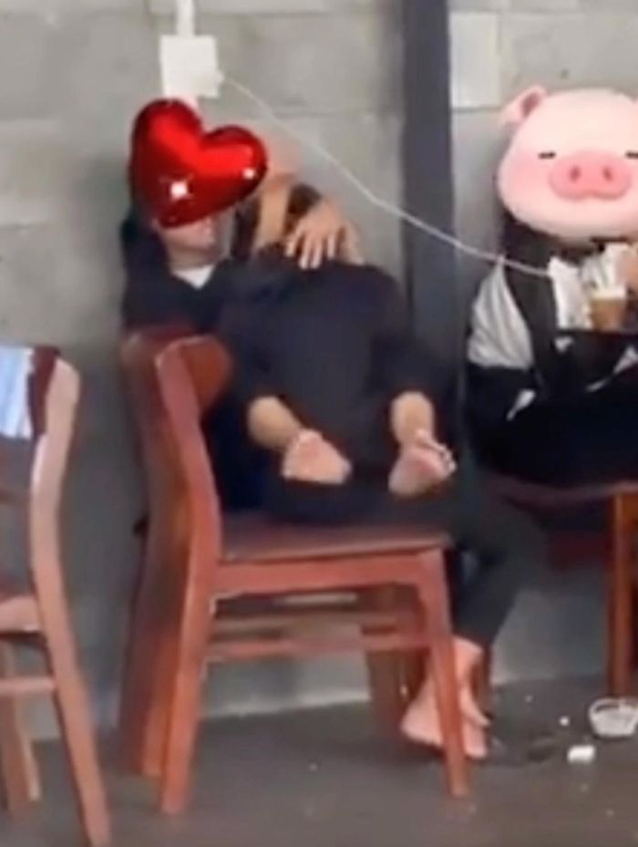 Cặp đôi học sinh hôn nhau tại quán cafe khiến netizen ‘nóng mắt’ - ảnh 6