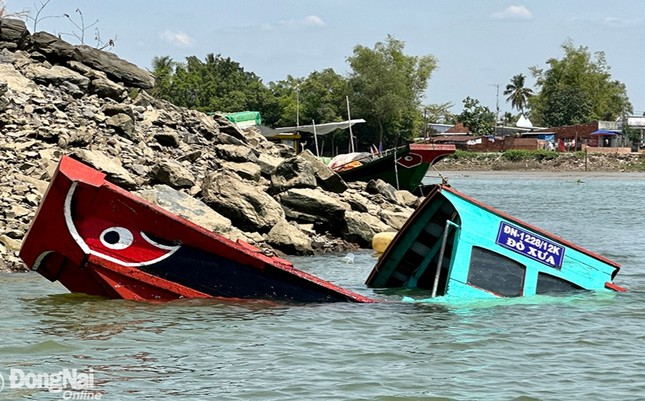 Vụ lật thuyền ở sông Đồng Nai: Chồng nạn nhân đau lòng vì mất vợ lẫn con, nhân chứng kể lại đầu đuôi - ảnh 1