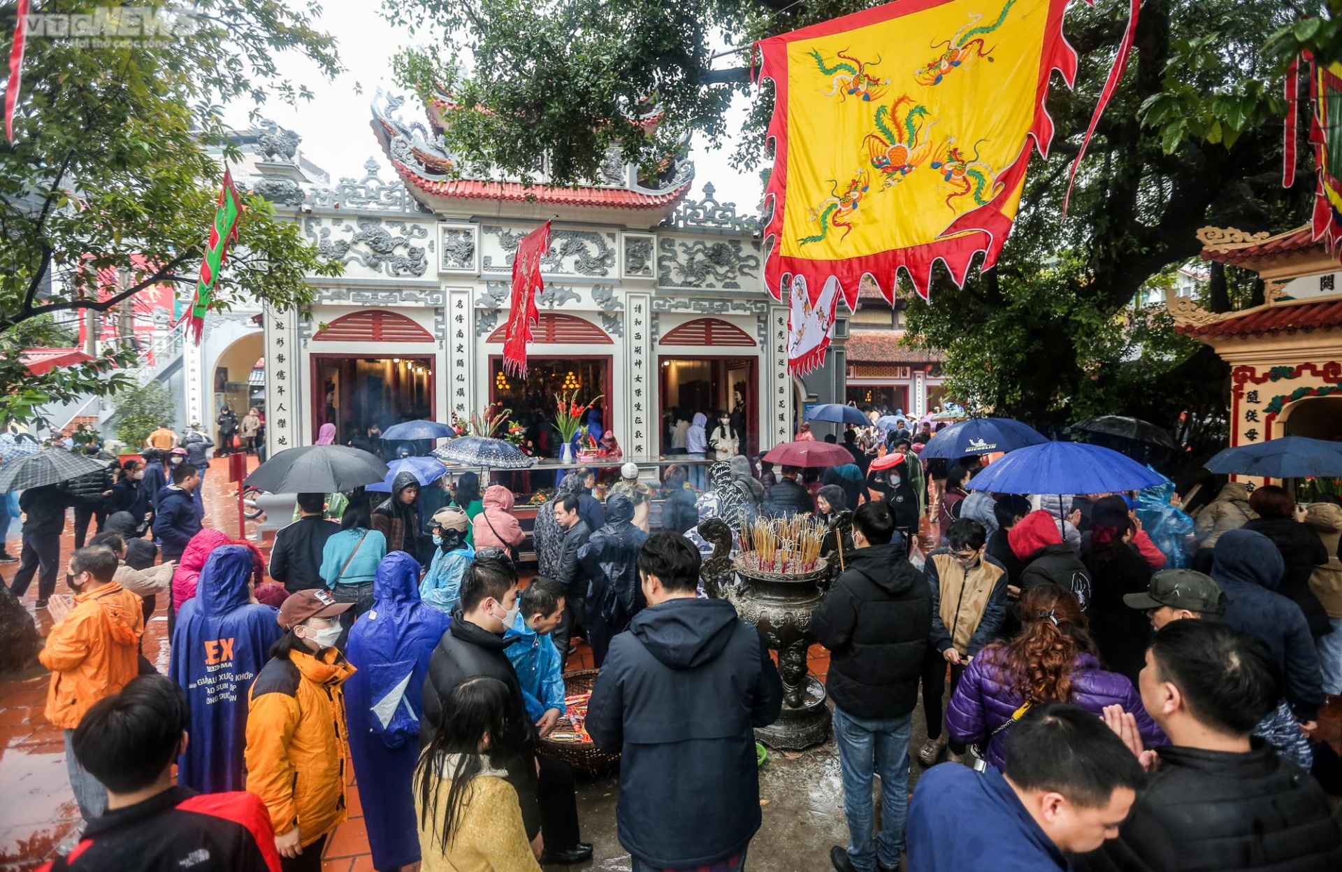 Hà Nội: Đội mưa đi lễ phủ Tây Hồ ngày Rằm tháng Giêng - ảnh 8