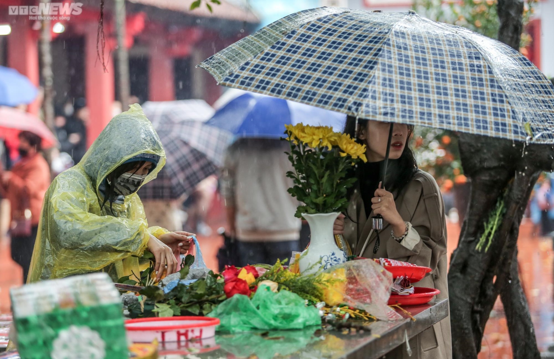 Hà Nội: Đội mưa đi lễ phủ Tây Hồ ngày Rằm tháng Giêng - ảnh 16