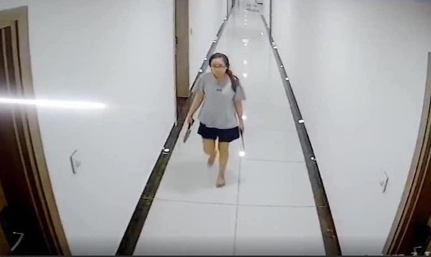 Người phụ nữ cầm dao đi dọc hành lang, đe doạ hàng xóm trong chung cư ở Hà Nội - ảnh 1