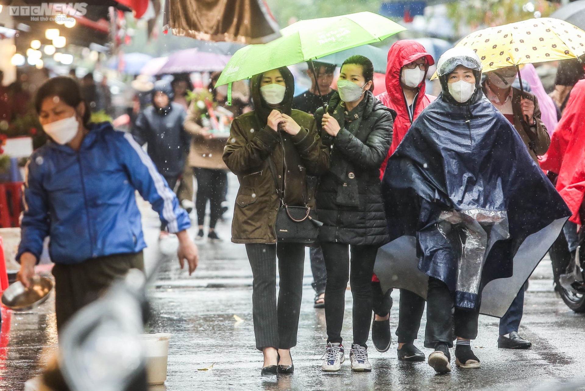 Hà Nội: Đội mưa đi lễ phủ Tây Hồ ngày Rằm tháng Giêng - ảnh 1