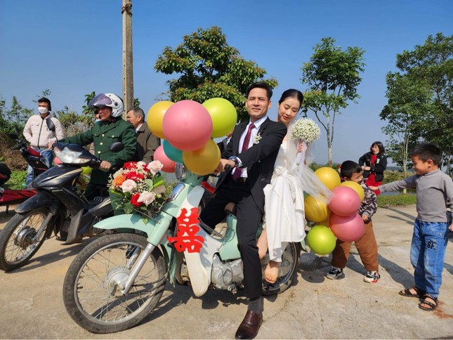 Đám cưới rước dâu bằng hàng chục xe Cub ở Hà Tĩnh ''gây sốt'' - ảnh 7