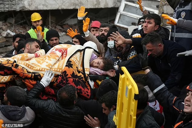 Thảm họa động đất ở Thổ Nhĩ Kỳ cướp đi sinh mạng hơn 2.300 người: Nhói lòng những hình ảnh trẻ nhỏ nơi hiện trường tang thương - ảnh 5