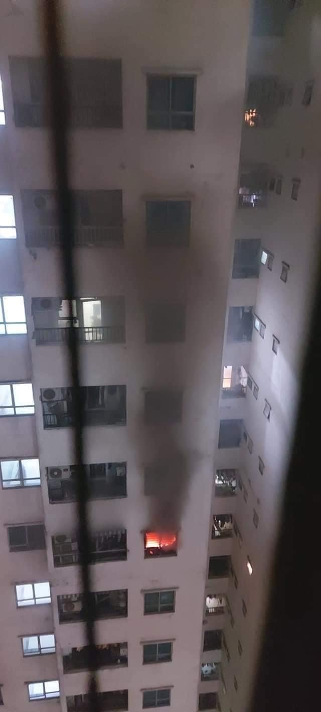 Cháy tầng cao chung cư đông dân nhất Hà Nội, cư dân ôm con tháo chạy - ảnh 1