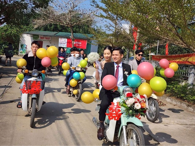 Đám cưới rước dâu bằng hàng chục xe Cub ở Hà Tĩnh ''gây sốt'' - ảnh 3