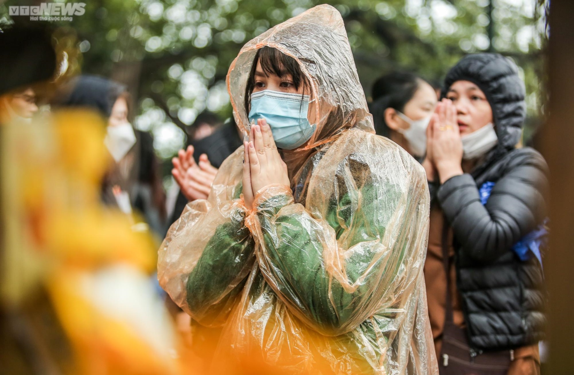 Hà Nội: Đội mưa đi lễ phủ Tây Hồ ngày Rằm tháng Giêng - ảnh 12