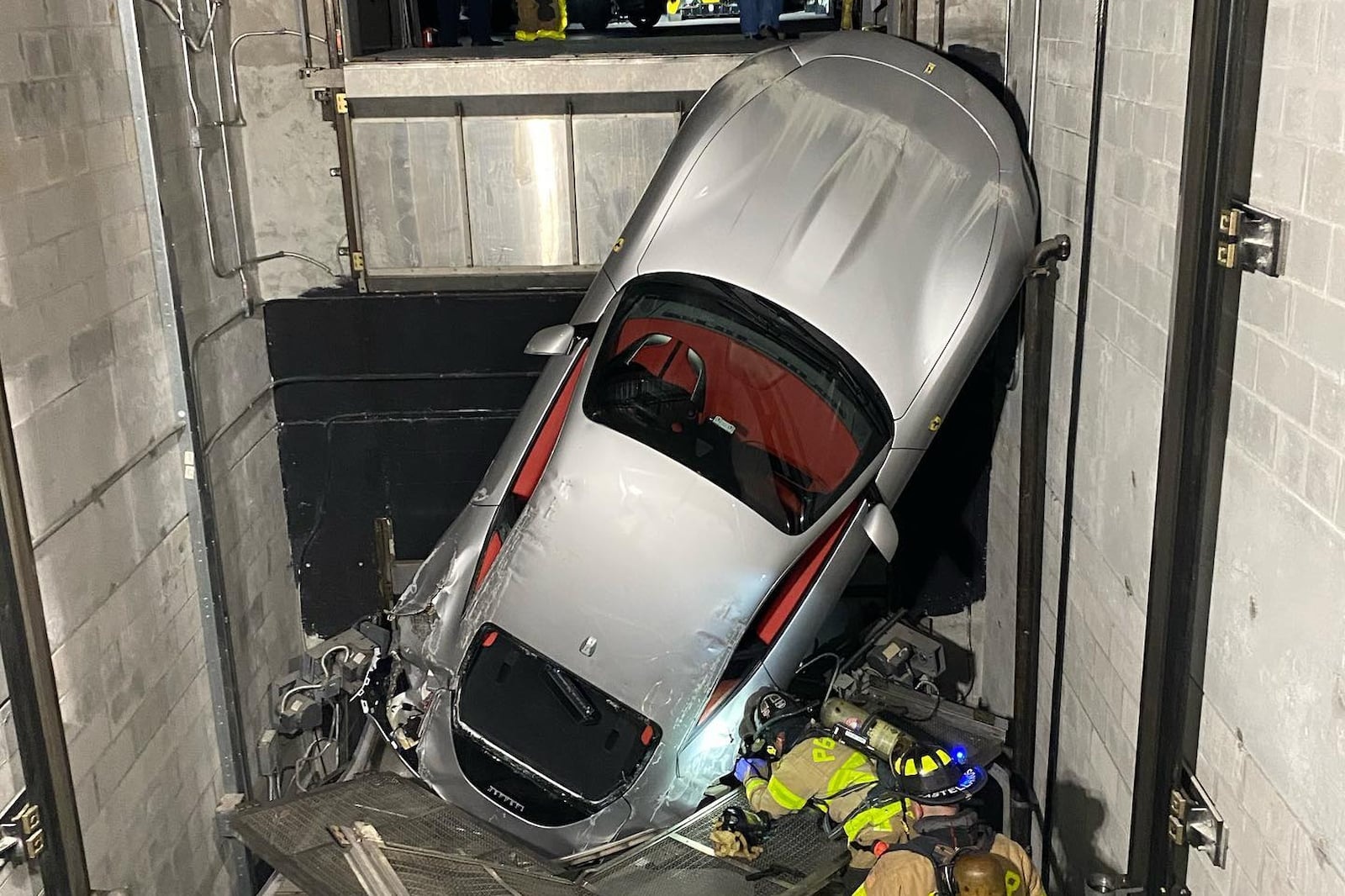 Ferrari Roma hư hỏng nặng sau khi rơi khỏi thang máy - ảnh 2