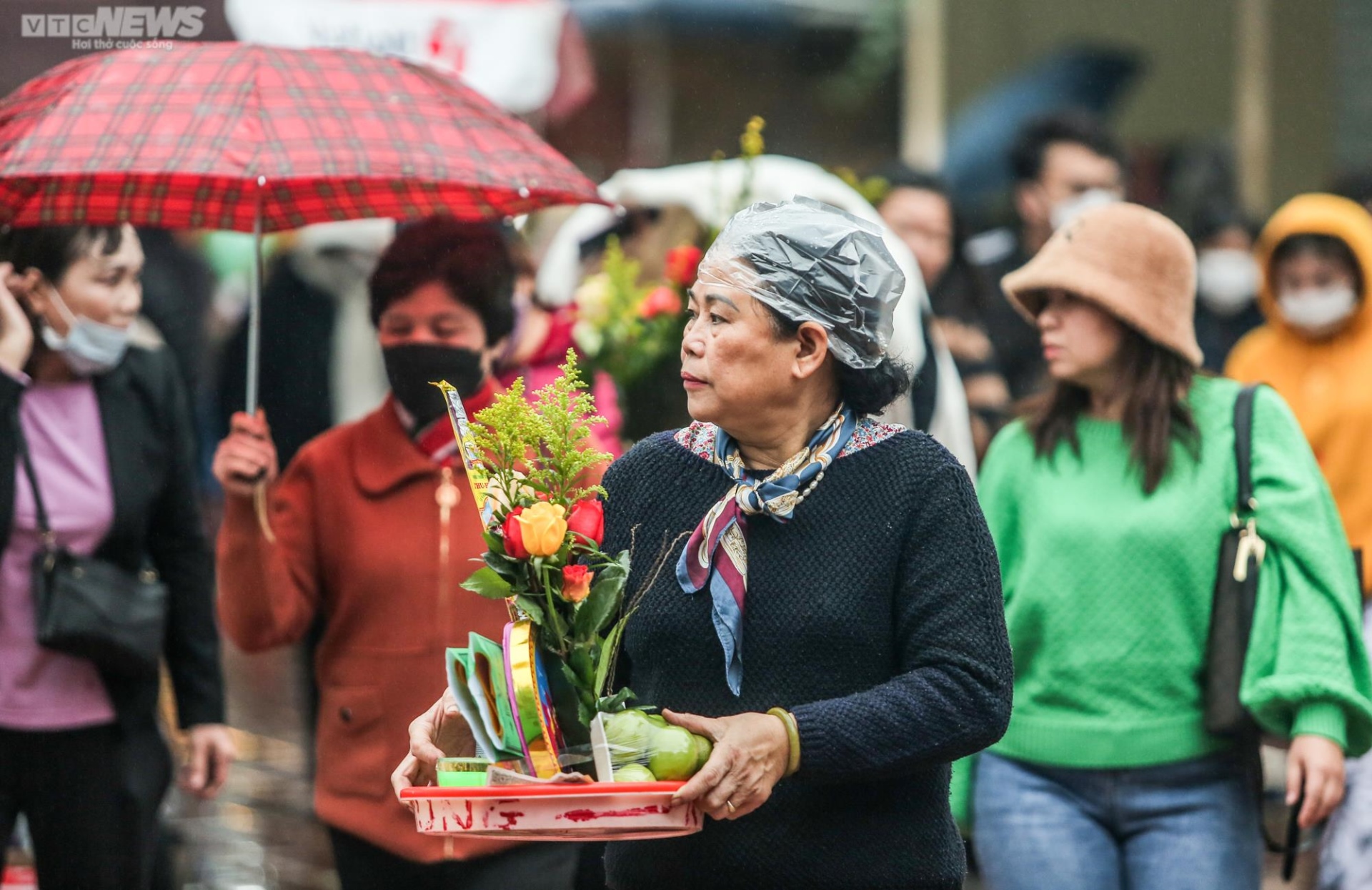 Hà Nội: Đội mưa đi lễ phủ Tây Hồ ngày Rằm tháng Giêng - ảnh 6