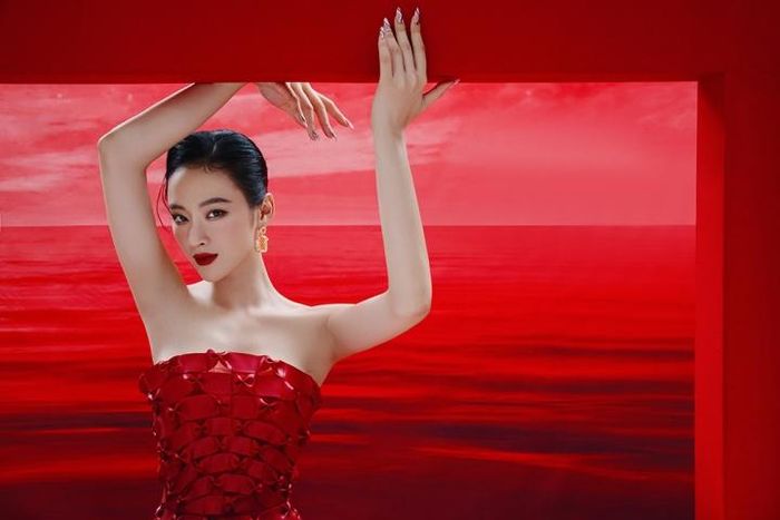 ‘Người đẹp cơ bắp’ Angela Phương Trinh lấy lại vẻ mềm mại để tái xuất showbiz - ảnh 1