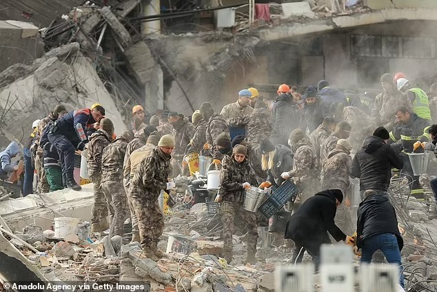 Thảm họa động đất ở Thổ Nhĩ Kỳ cướp đi sinh mạng hơn 2.300 người: Nhói lòng những hình ảnh trẻ nhỏ nơi hiện trường tang thương - ảnh 12