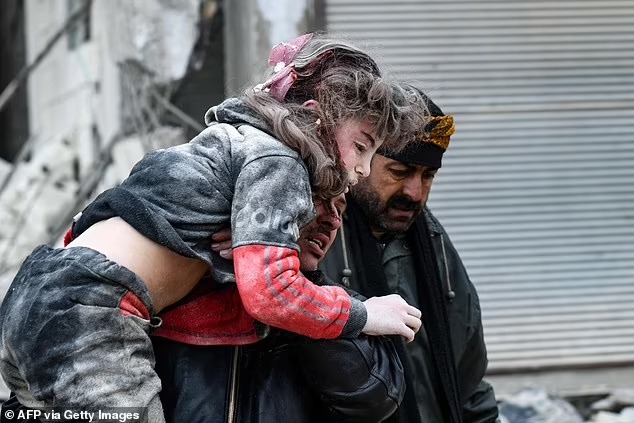 Thảm họa động đất ở Thổ Nhĩ Kỳ cướp đi sinh mạng hơn 2.300 người: Nhói lòng những hình ảnh trẻ nhỏ nơi hiện trường tang thương - ảnh 4