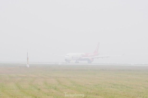 Thời tiết xấu, mù mịt, mưa phùn có ảnh hưởng đến hoạt động của sân bay Nội Bài? - ảnh 1