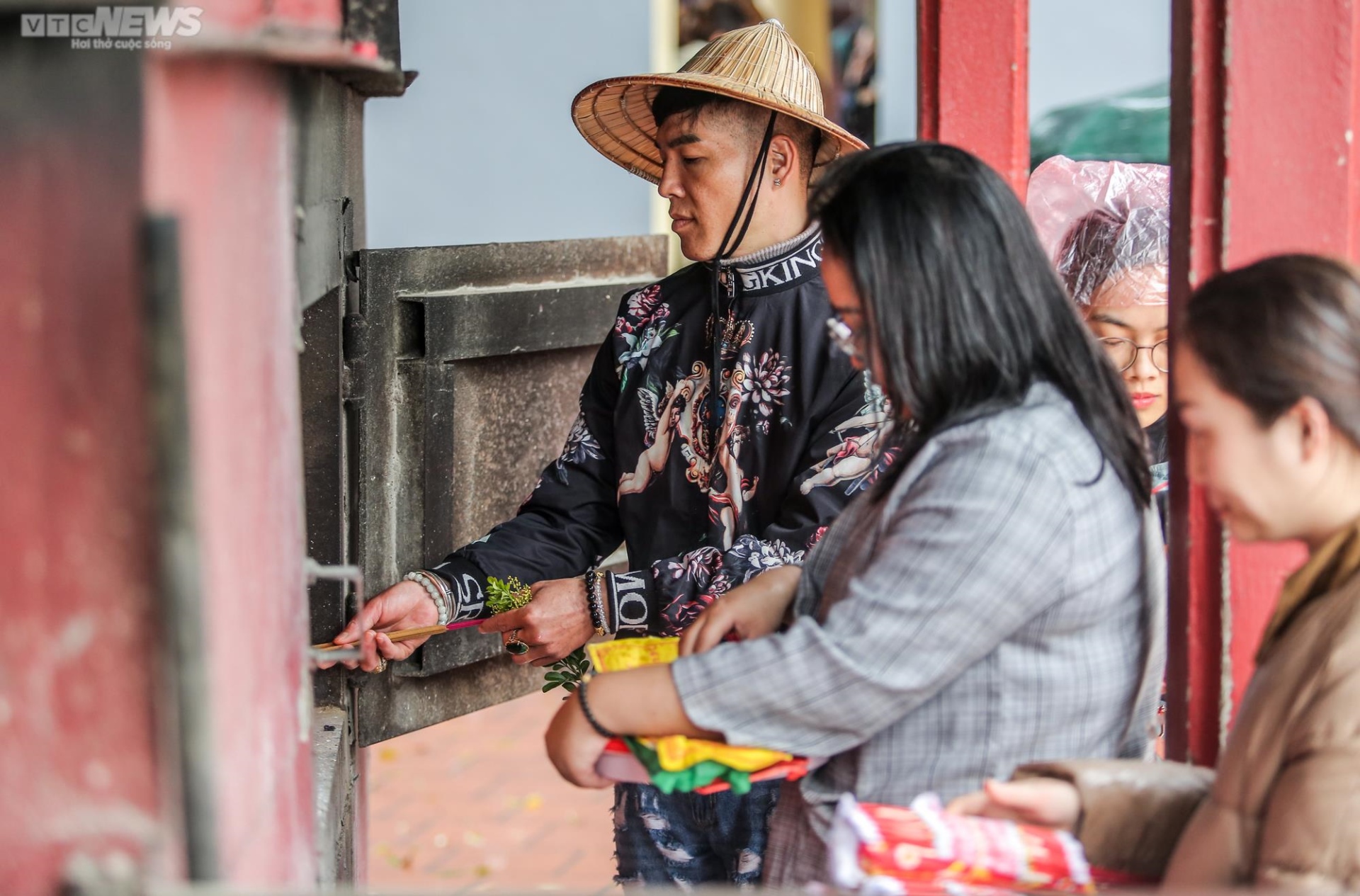 Hà Nội: Đội mưa đi lễ phủ Tây Hồ ngày Rằm tháng Giêng - ảnh 17