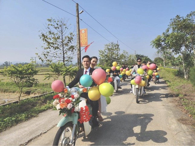 Đám cưới rước dâu bằng hàng chục xe Cub ở Hà Tĩnh ''gây sốt'' - ảnh 4