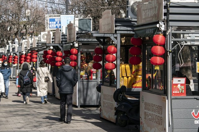Trung Quốc ''phù phép'' cho các hàng chục nghìn bốt xét nghiệm Covid: Địa điểm ''muốn quên'' của người dân nay thành cửa hàng thực phẩm và trạm nghỉ cho công nhân vệ sinh - ảnh 1