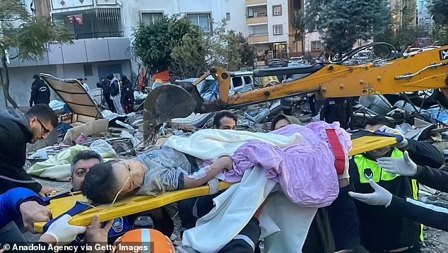 Thảm họa động đất ở Thổ Nhĩ Kỳ cướp đi sinh mạng hơn 2.300 người: Nhói lòng những hình ảnh trẻ nhỏ nơi hiện trường tang thương - ảnh 7