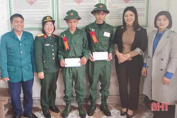 Tặng quà, động viên các tân binh có hoàn cảnh khó khăn ở Can Lộc - ảnh 2