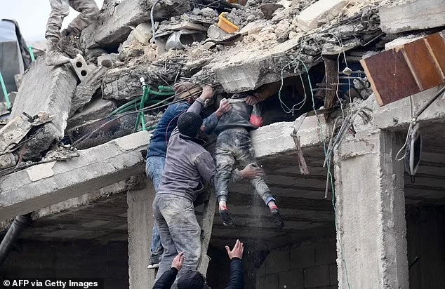 Thảm họa động đất ở Thổ Nhĩ Kỳ cướp đi sinh mạng hơn 2.300 người: Nhói lòng những hình ảnh trẻ nhỏ nơi hiện trường tang thương - ảnh 3