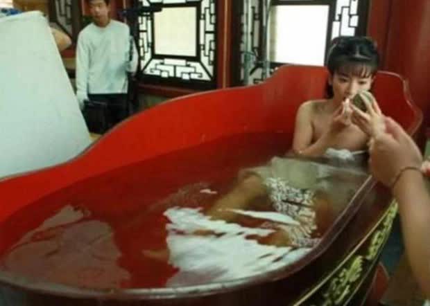 “Vỡ mộng” với hậu trường cảnh tắm của dàn mỹ nhân Hoa ngữ: Chẳng quyến rũ như phim, có cô lười đến mức dùng kỹ xảo! - ảnh 3