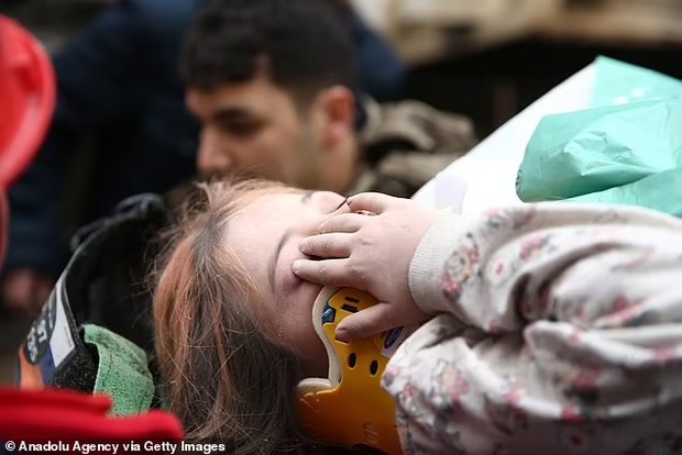 Thảm họa động đất ở Thổ Nhĩ Kỳ cướp đi sinh mạng 2.300 người: Nhói lòng những hình ảnh trẻ nhỏ nơi hiện trường tang thương - ảnh 8