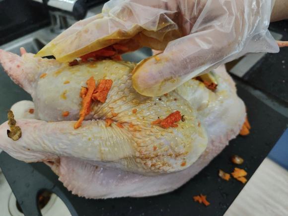 Cách luộc gà vàng ươm đẹp như ngoài hàng vào ngày rằm và chế biến món cơm gà hấp dẫn - ảnh 1
