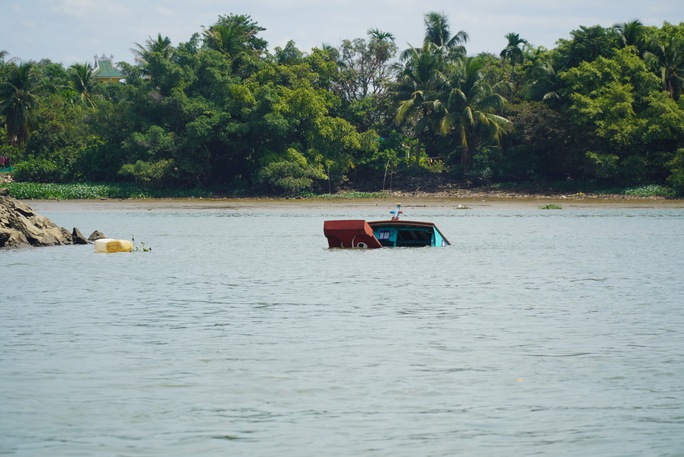 Nhân chứng kể giây phút lật thuyền chở 12 người trên sông Đồng Nai - ảnh 7