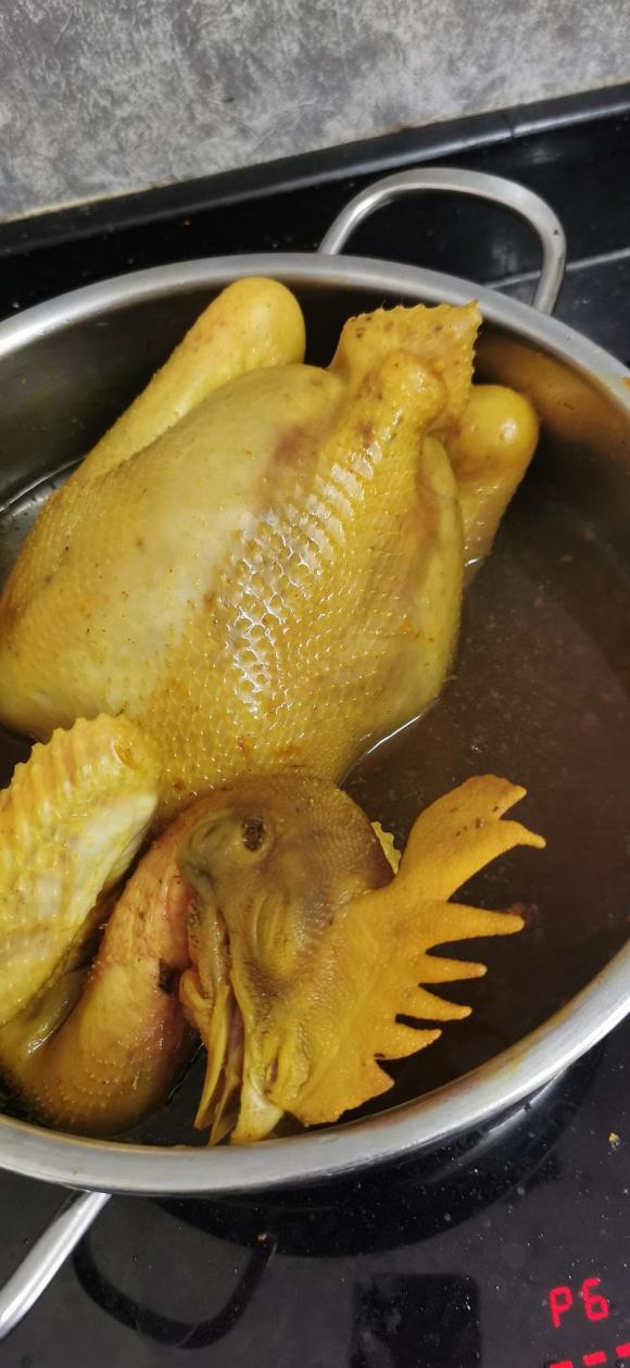 Cách luộc gà vàng ươm đẹp như ngoài hàng vào ngày rằm và chế biến món cơm gà hấp dẫn - ảnh 3