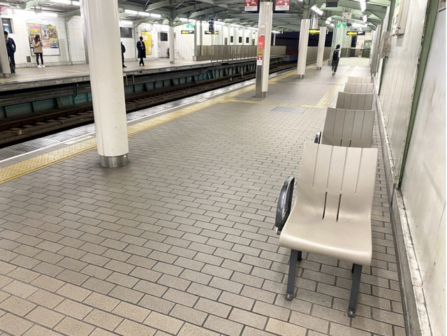 Tinh tế như người Nhật: Lý do khiến những chiếc ghế ở nhiều ga tàu không quay mặt về phía đường tàu, hóa ra là để bảo vệ hành khách - ảnh 2