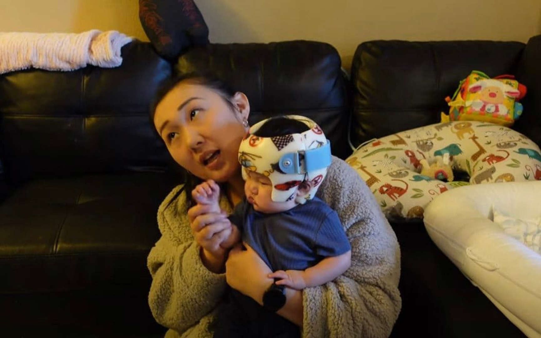 Trung Quốc rộ trào lưu bố mẹ bịt miệng, bó đầu con để làm đẹp - ảnh 1