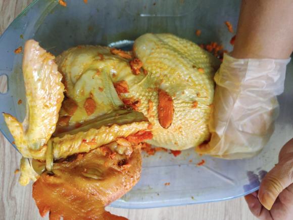 Cách luộc gà vàng ươm đẹp như ngoài hàng vào ngày rằm và chế biến món cơm gà hấp dẫn - ảnh 2